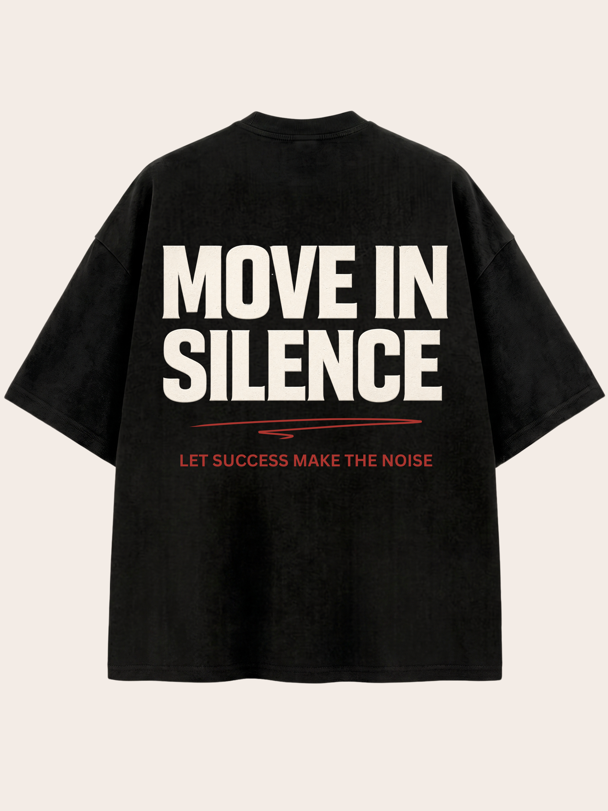 Schwarzes Oversized VYFINITY T-Shirt in Rückansicht mit großem typografischem Rückenprint „MOVE IN SILENCE“ in heller Schrift. Darunter befinden sich ein roter grafischer Akzent und der Schriftzug „LET SUCCESS MAKE THE NOISE“. Minimalistisches Streetwear-Design auf neutralem Hintergrund.