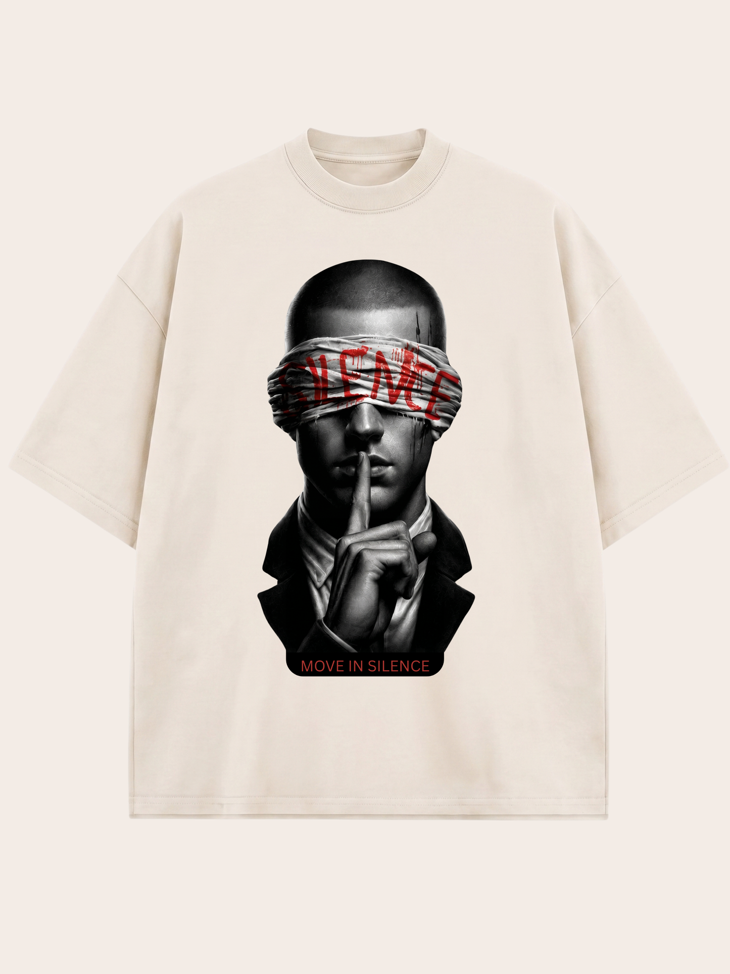 Cremefarbenes Oversized VYFINITY T-Shirt in Frontansicht mit großem „MOVE IN SILENCE“-Motiv. Der schwarz-weiße Print zeigt eine Person mit verbundenen Augen und Finger vor den Lippen, kombiniert mit markanten roten Schriftakzenten. Moderner Statement-Streetwear-Look auf neutralem Hintergrund.