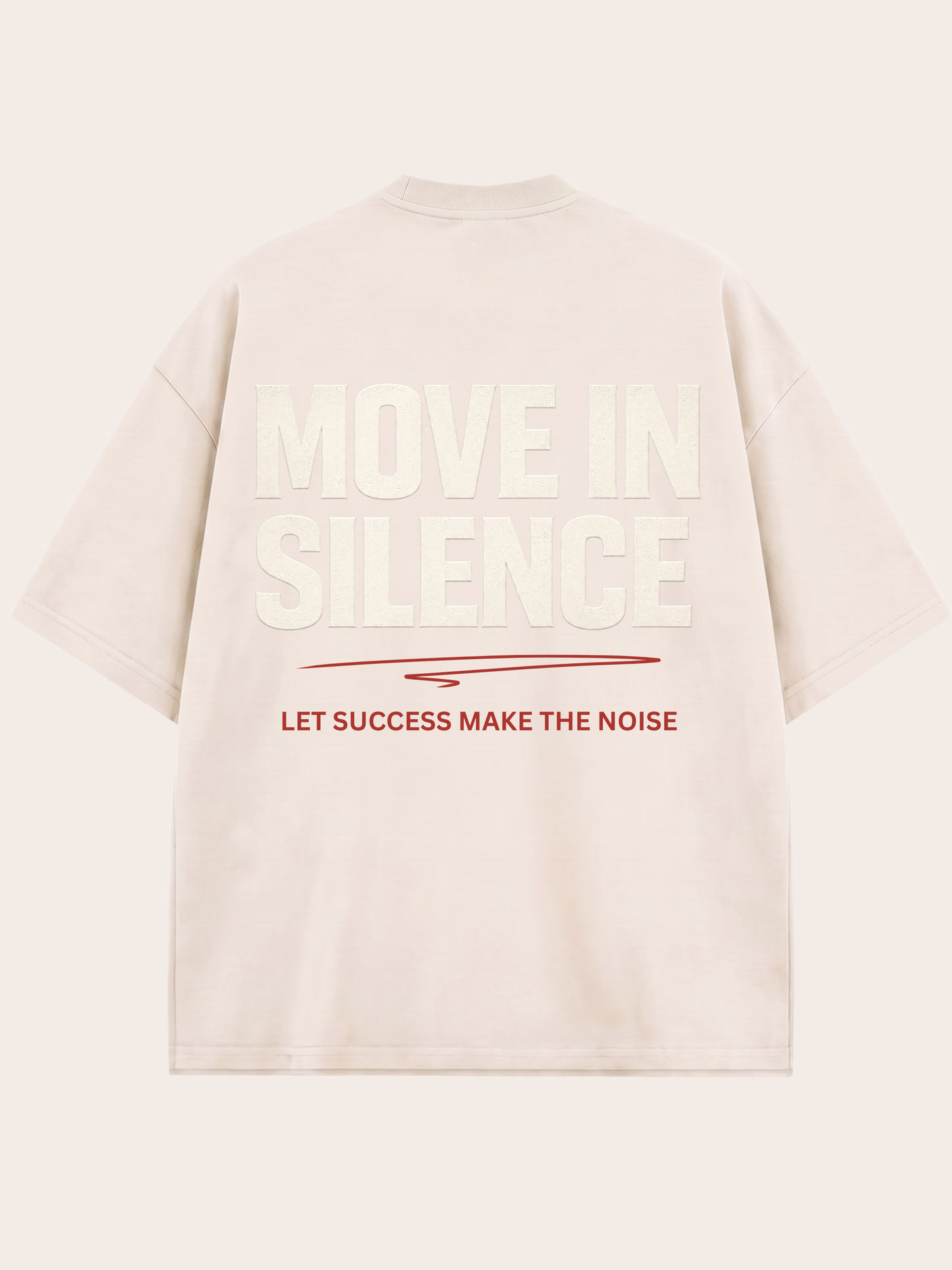 Cremefarbenes Oversized VYFINITY T-Shirt in Rückansicht mit großem Ton-in-Ton-Schriftzug „MOVE IN SILENCE“. Darunter befinden sich ein roter grafischer Akzent und der Text „LET SUCCESS MAKE THE NOISE“. Minimalistisches Statement-Streetwear-Design auf neutralem Hintergrund.
