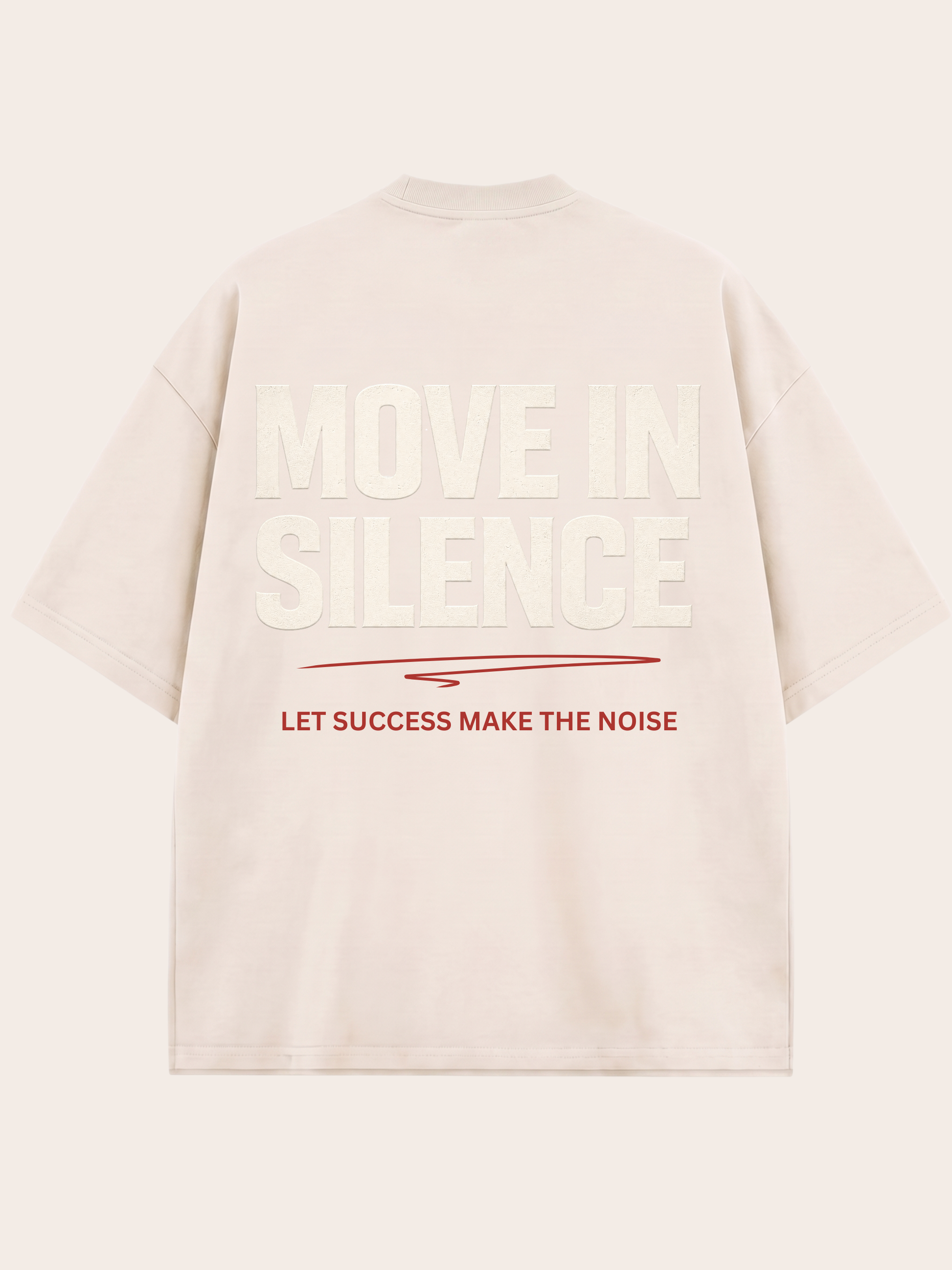 Cremefarbenes Oversized VYFINITY T-Shirt in Rückansicht mit großem Ton-in-Ton-Schriftzug „MOVE IN SILENCE“. Darunter befinden sich ein roter grafischer Akzent und der Text „LET SUCCESS MAKE THE NOISE“. Minimalistisches Statement-Streetwear-Design auf neutralem Hintergrund.
