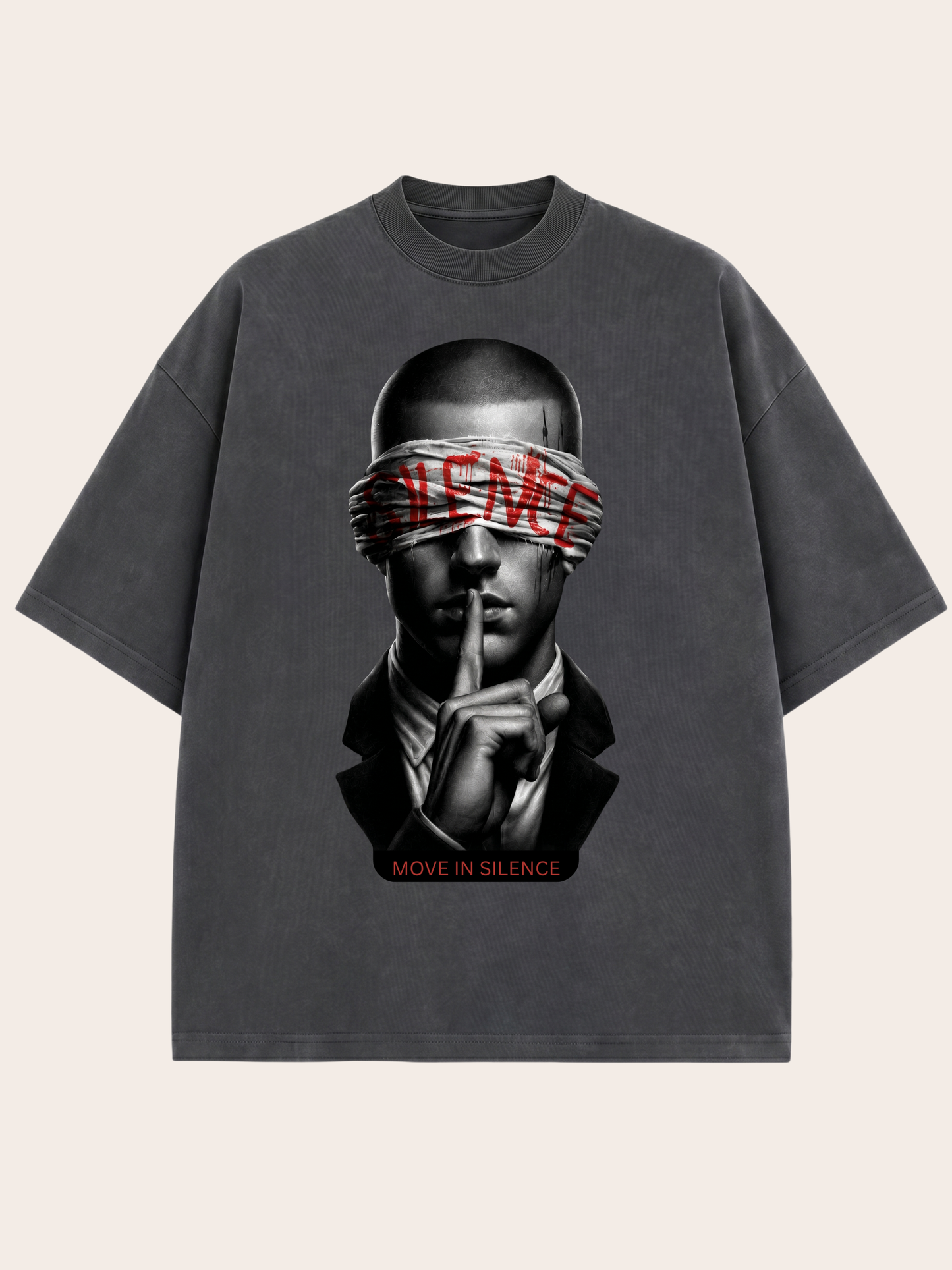 Dunkelgraues Oversized VYFINITY T-Shirt in Frontansicht mit großem „MOVE IN SILENCE“-Statement-Print. Das schwarz-weiße Motiv zeigt eine Person mit verbundenen Augen und Finger vor den Lippen, ergänzt durch markante rote Schriftakzente. Moderner Premium-Streetwear-Look auf neutralem Hintergrund.