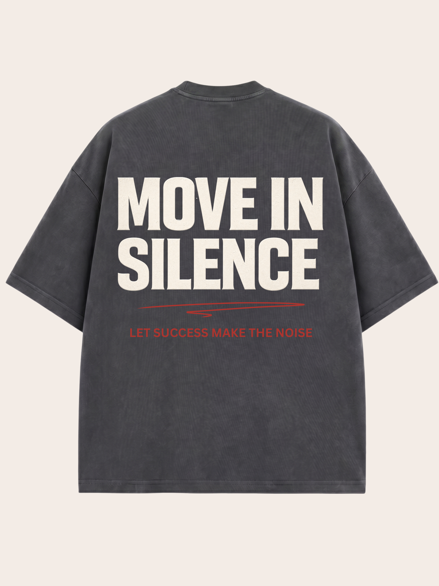 Dunkelgraues Oversized VYFINITY T-Shirt in Rückansicht mit großem typografischem Rückenprint „MOVE IN SILENCE“ in heller Schrift. Darunter eine rote grafische Linie und der Schriftzug „LET SUCCESS MAKE THE NOISE“. Moderner minimalistischer Premium-Streetwear-Look auf neutralem Hintergrund.