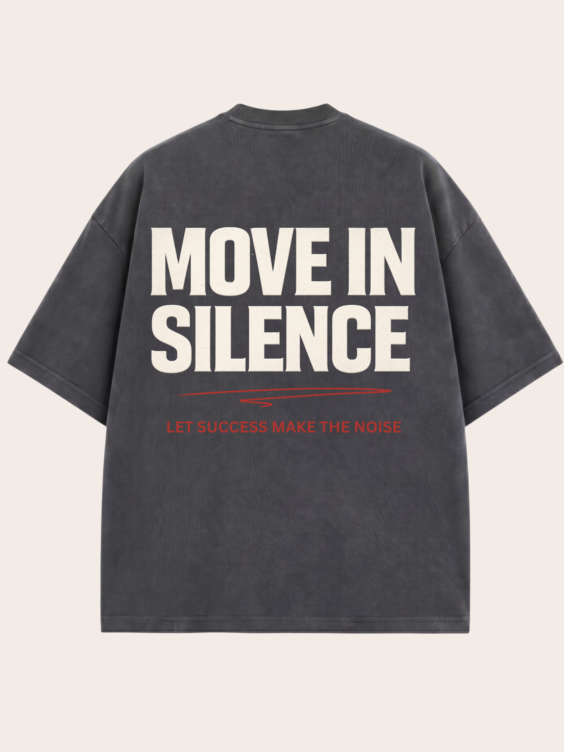 Dunkelgraues Oversized VYFINITY T-Shirt in Rückansicht mit großem typografischem Rückenprint „MOVE IN SILENCE“ in heller Schrift. Darunter eine rote grafische Linie und der Schriftzug „LET SUCCESS MAKE THE NOISE“. Moderner minimalistischer Premium-Streetwear-Look auf neutralem Hintergrund.