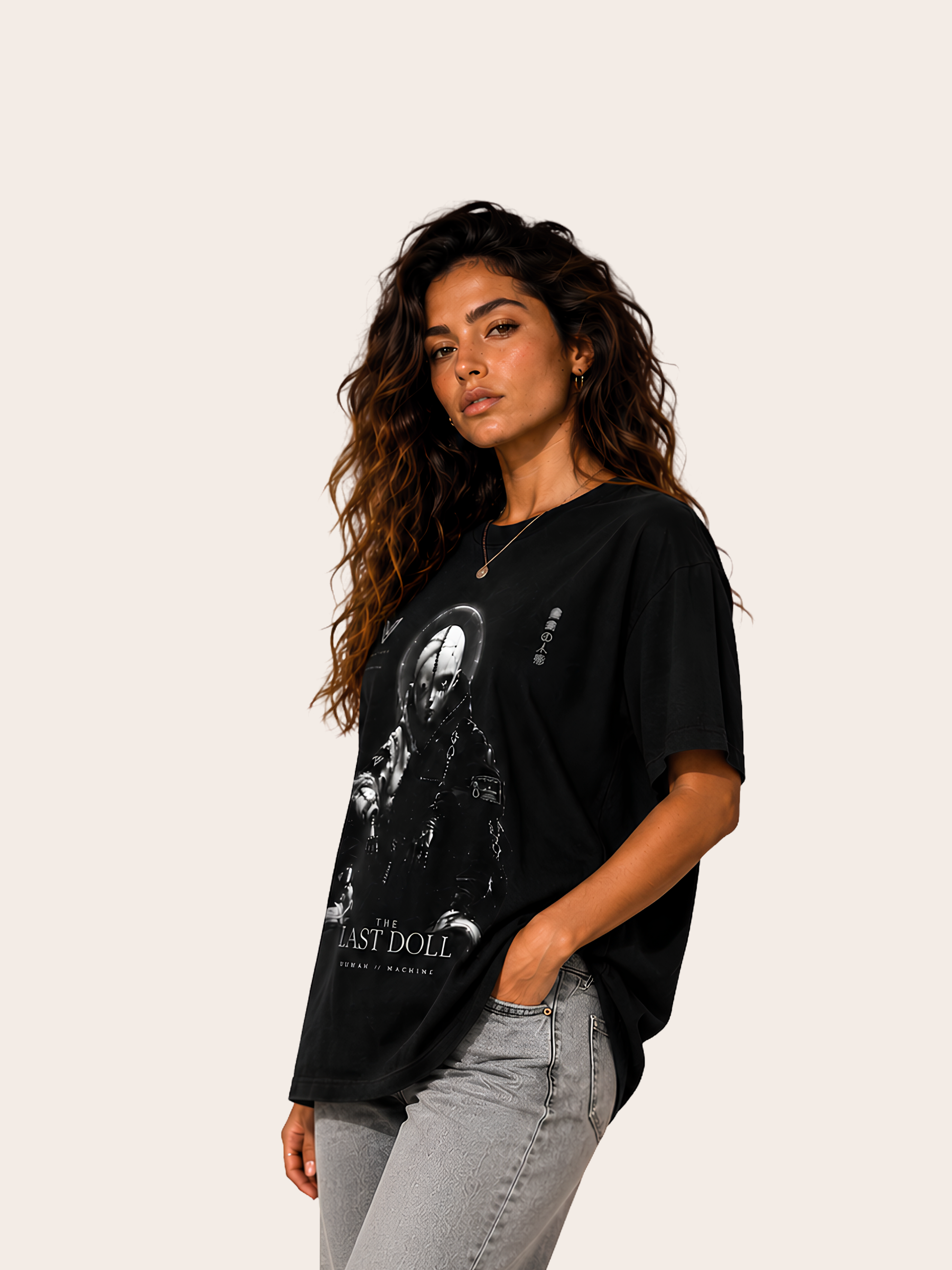 VYFINITY „The Last Doll“ schwarzes T-Shirt mit futuristischem Human-Machine-Puppenmotiv, seitlich getragen von einem weiblichen Model mit grauer Jeans.