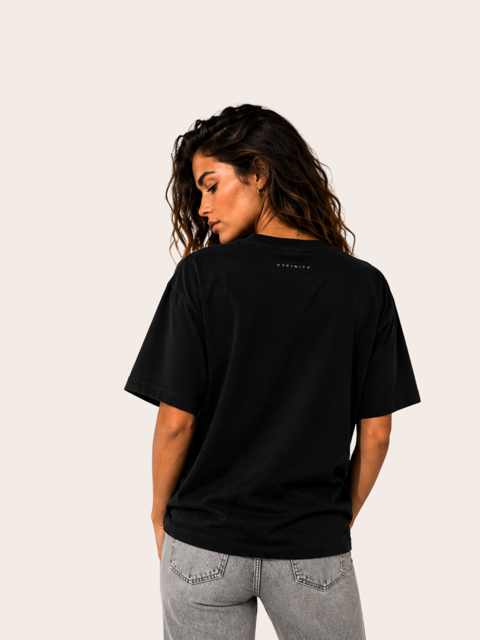 VYFINITY schwarzes T-Shirt in Rückenansicht an weiblichem Model, mit minimalistischem VYFINITY-Schriftzug im Nacken und lockerem Streetwear-Fit.