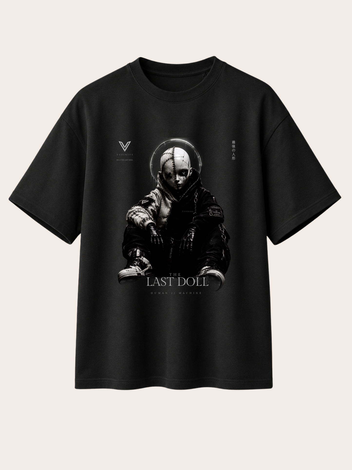 VYFINITY „The Last Doll“ schwarzes T-Shirt mit futuristischem Human-Machine-Puppenmotiv und monochromem Frontprint im Dark-Streetwear-Stil.