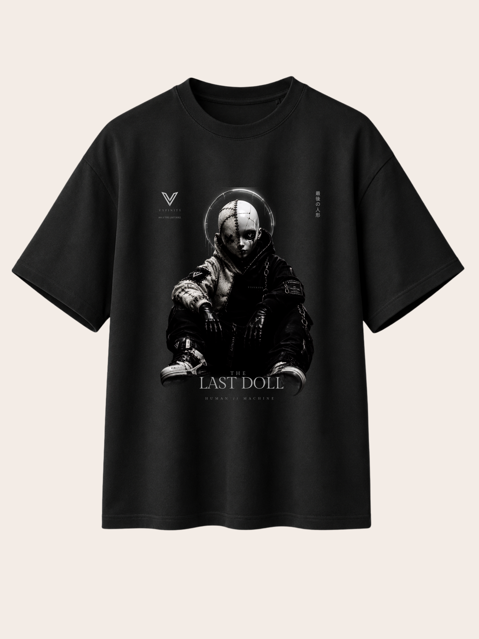 VYFINITY „The Last Doll“ schwarzes T-Shirt mit futuristischem Human-Machine-Puppenmotiv und monochromem Frontprint im Dark-Streetwear-Stil.
