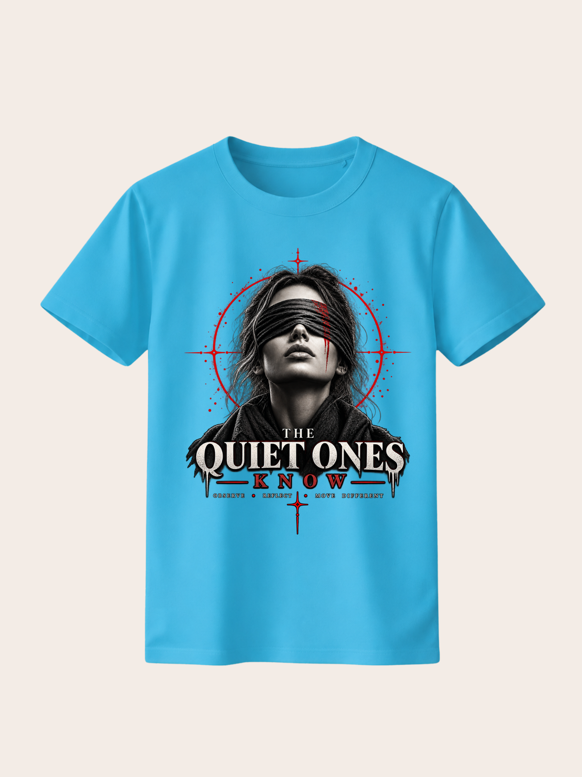 Blaues VYFINITY Regular Fit T-Shirt aus 180 GSM Baumwolle in Frontansicht mit großem „THE QUIET ONES KNOW“-Print, schwarz-weißem Frauenporträt mit Augenbinde und roten grafischen Akzenten.