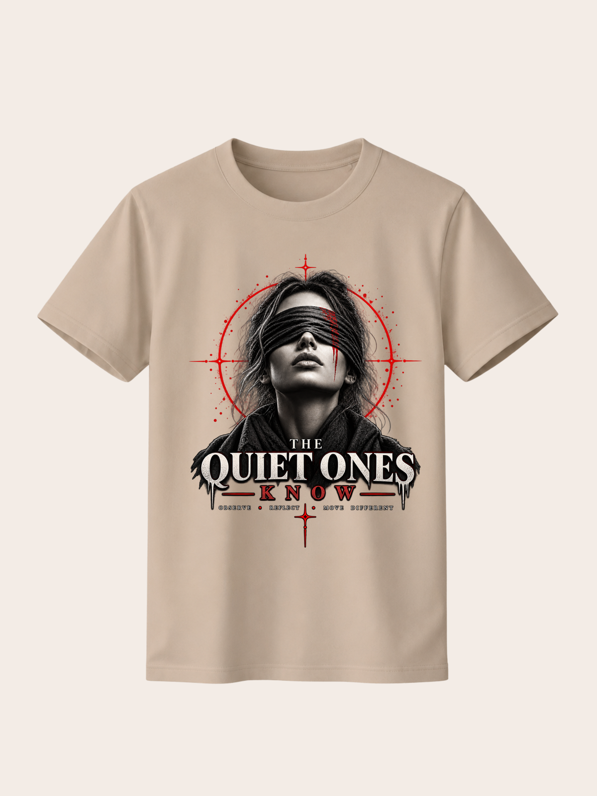 Beiges VYFINITY Regular Fit T-Shirt aus 180 GSM Baumwolle in Frontansicht mit großem „THE QUIET ONES KNOW“-Print, schwarz-weißem Frauenporträt mit Augenbinde und markanten roten grafischen Akzenten.