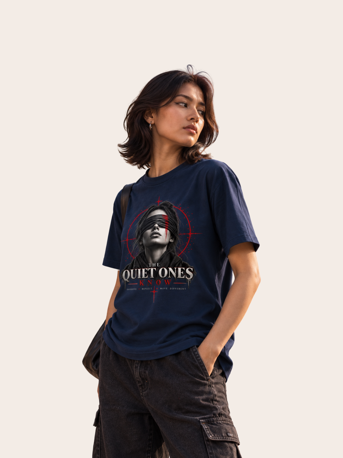 Damen Lifestyle-Mockup in seitlicher Ansicht mit navyblauem VYFINITY Regular Fit T-Shirt aus 180 GSM Baumwolle und großem „THE QUIET ONES KNOW“-Frontprint mit schwarz-weißem Frauenporträt, Augenbinde und roten grafischen Akzenten.