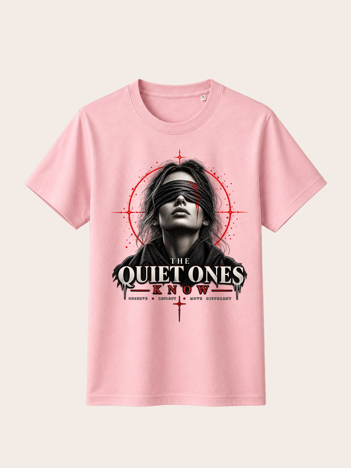 Rosa VYFINITY Regular Fit T-Shirt aus 180 GSM Baumwolle in Frontansicht mit großem „THE QUIET ONES KNOW“-Print, schwarz-weißem Frauenporträt mit Augenbinde und markanten roten grafischen Akzenten.