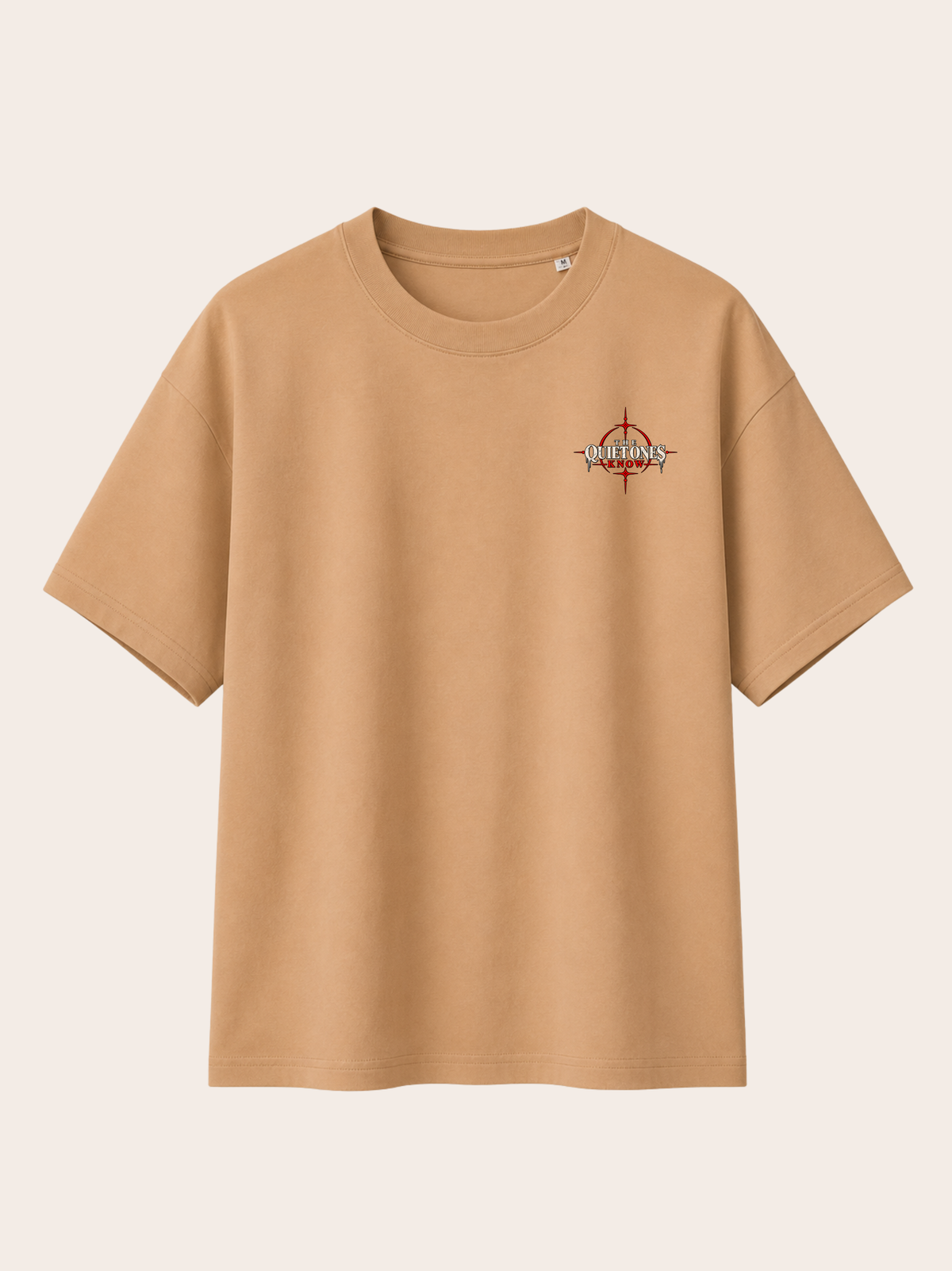 Beiges VYFINITY Heavy T-Shirt mit 215 GSM in Frontansicht, Oversized-Passform und kleinem „THE QUIET ONES KNOW“-Brustprint mit schwarzen, weißen und roten grafischen Akzenten.