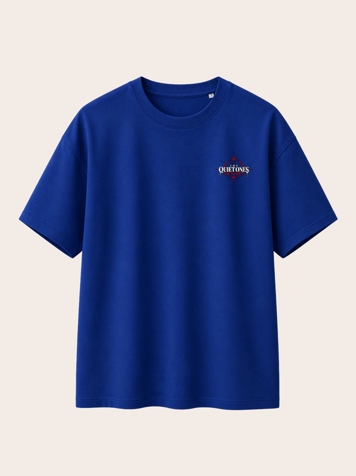 Blaues VYFINITY Heavy T-Shirt mit 215 GSM in Frontansicht, Oversized-Passform und kleinem „THE QUIET ONES KNOW“-Brustprint mit weißen, schwarzen und roten grafischen Akzenten.