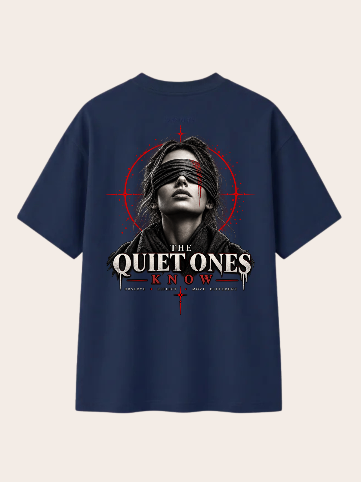 Navyblaues VYFINITY Heavy T-Shirt mit 215 GSM in Rückansicht, Oversized-Passform und großem „THE QUIET ONES KNOW“-Backprint mit schwarz-weißem Frauenporträt und Augenbinde, roten grafischen Akzenten sowie dem Schriftzug „OBSERVE • REFLECT • MOVE DIFFERENT“.