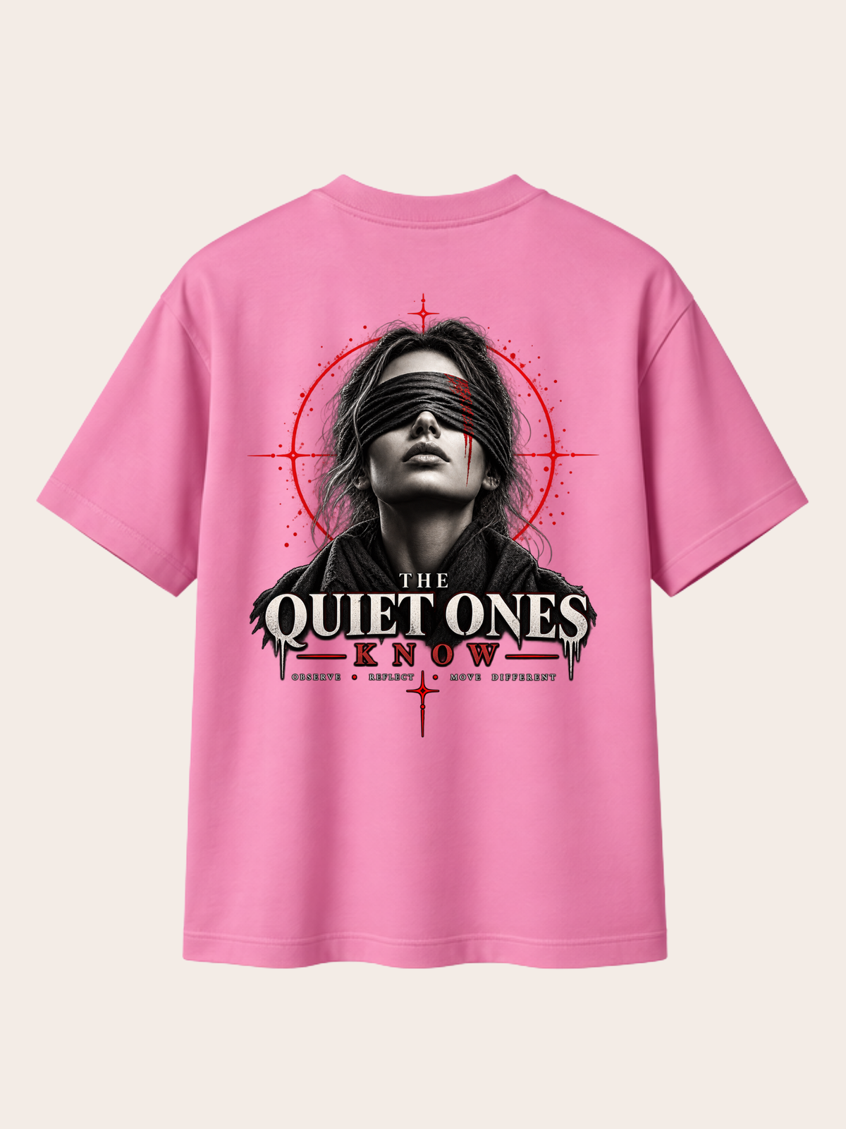 Pinkes VYFINITY Heavy T-Shirt mit 215 GSM in Rückansicht und Oversized-Passform. Großer „THE QUIET ONES KNOW“-Backprint mit schwarz-weißem Frauenporträt und Augenbinde, roten grafischen Akzenten sowie dem Schriftzug „OBSERVE • REFLECT • MOVE DIFFERENT“.