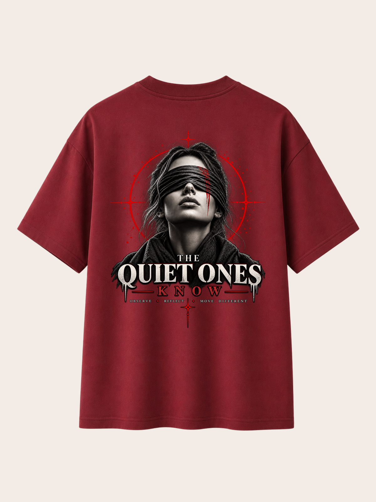 Bordeauxrotes VYFINITY Heavy T-Shirt mit 215 GSM in Rückansicht, Oversized-Passform und großem „THE QUIET ONES KNOW“-Rückenprint mit Frau mit schwarzer Augenbinde sowie schwarzen, weißen und roten grafischen Akzenten.