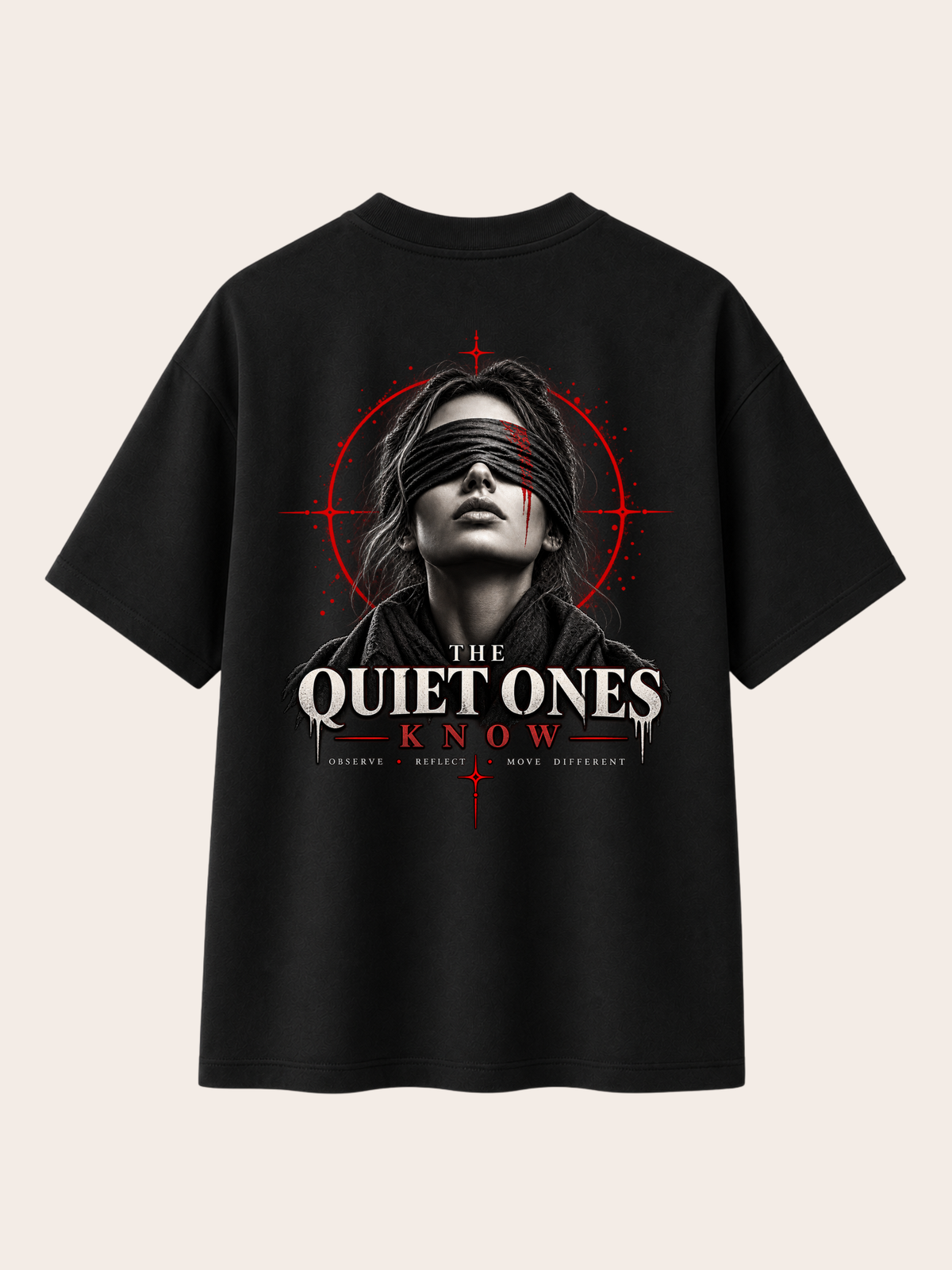 Schwarzes VYFINITY Heavy T-Shirt mit 215 GSM in Rückansicht und Oversized-Passform. Großer „THE QUIET ONES KNOW“-Backprint mit schwarz-weißem Frauenporträt und Augenbinde, markanten roten grafischen Akzenten sowie dem Schriftzug „OBSERVE • REFLECT • MOVE DIFFERENT“.