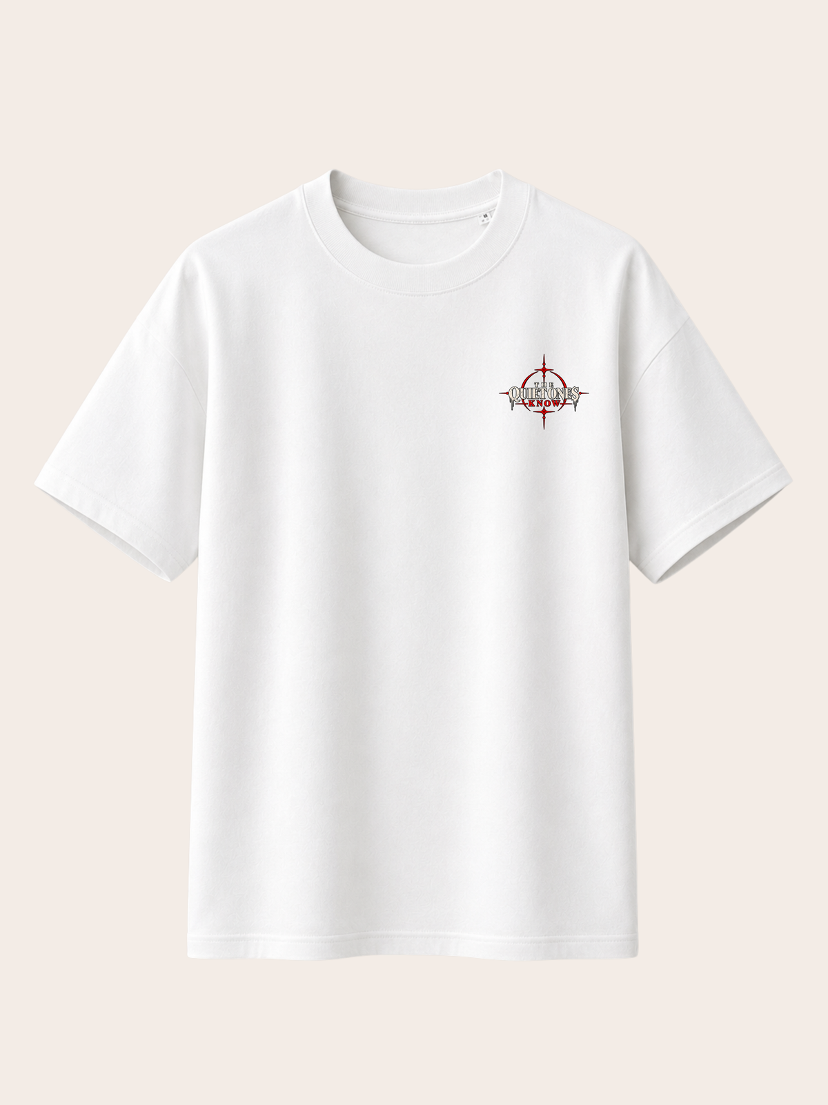 Weißes VYFINITY Heavy T-Shirt mit 215 GSM in Frontansicht, Oversized-Passform und kleinem „THE QUIET ONES KNOW“-Brustprint in Rot, Schwarz und Weiß.