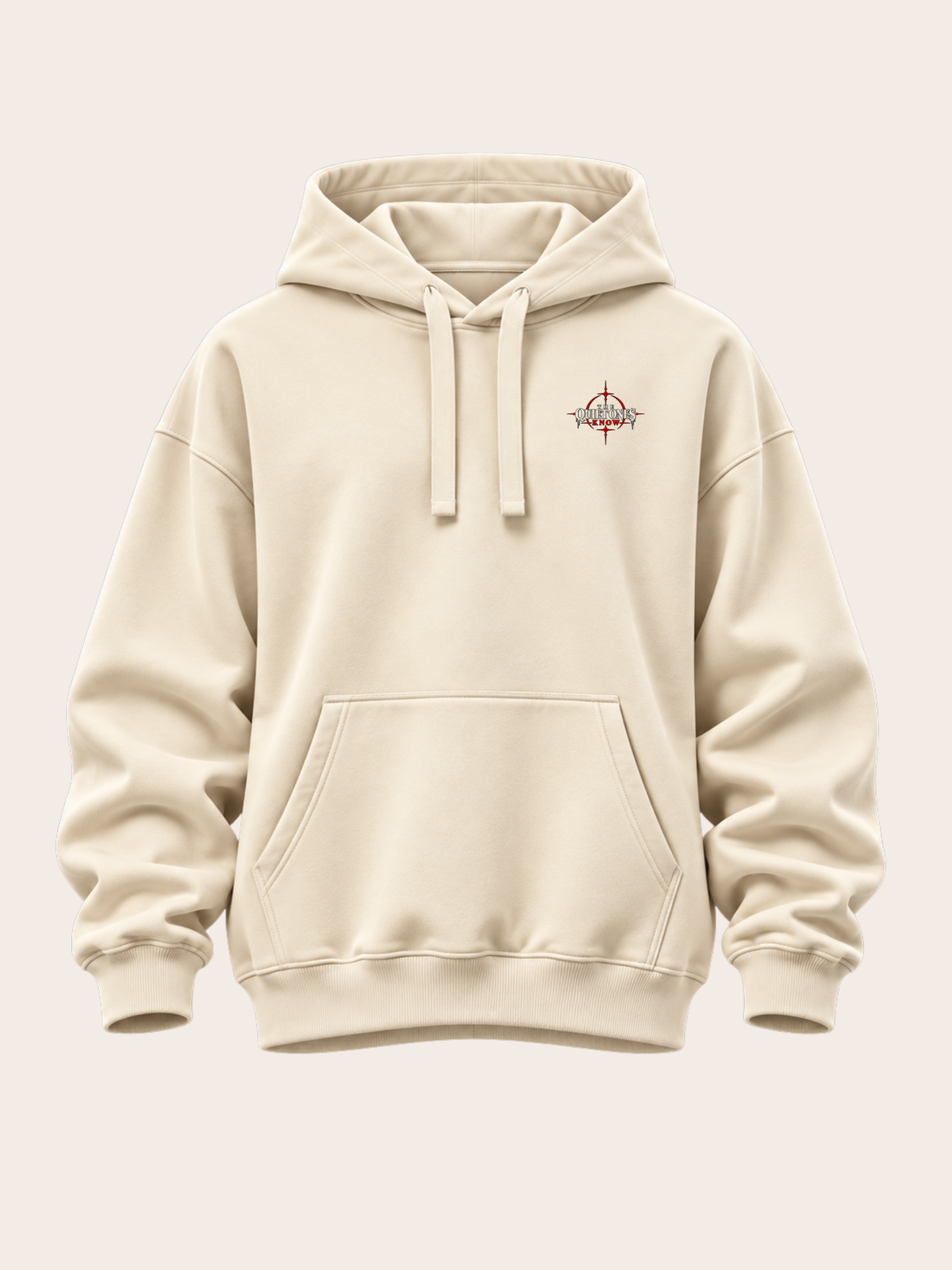 Cremefarbener Oversized Hoodie in Frontansicht mit kleinem „THE QUIET ONES KNOW“-Brustprint in Schwarz, Weiß und Rot, farblich passenden Kordeln und Kängurutasche.