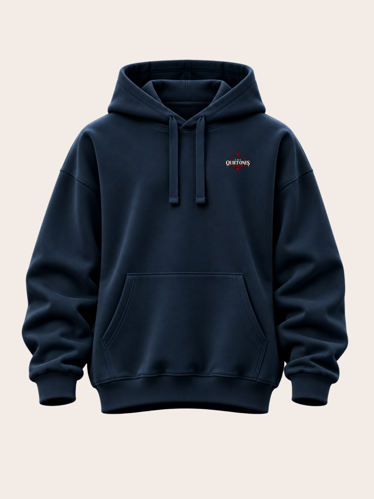 Dunkelblauer Oversized Hoodie in Frontansicht mit kleinem „THE QUIET ONES KNOW“-Brustprint in Schwarz, Weiß und Rot, farblich passenden Kordeln und Kängurutasche.