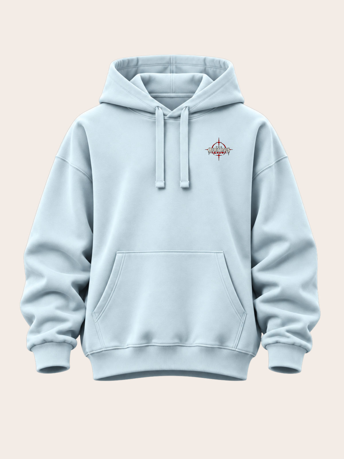 Hellblauer Oversized Hoodie in Frontansicht mit kleinem „THE QUIET ONES KNOW“-Brustprint in Schwarz, Weiß und Rot, farblich passenden Kordeln und Kängurutasche.