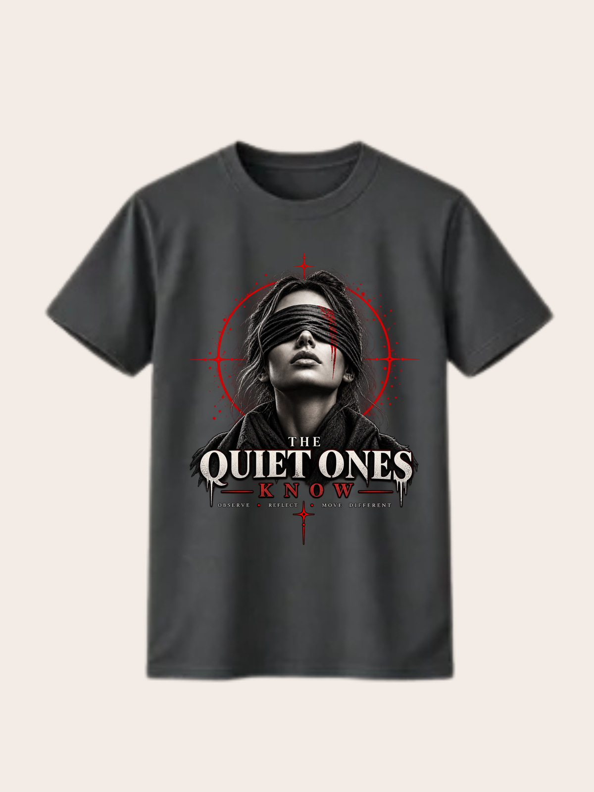Anthrazitfarbenes VYFINITY Regular Fit T-Shirt aus 180 GSM Baumwolle in Frontansicht mit großem „THE QUIET ONES KNOW“-Print, schwarz-weißem Frauenporträt mit Augenbinde und markanten roten grafischen Akzenten.