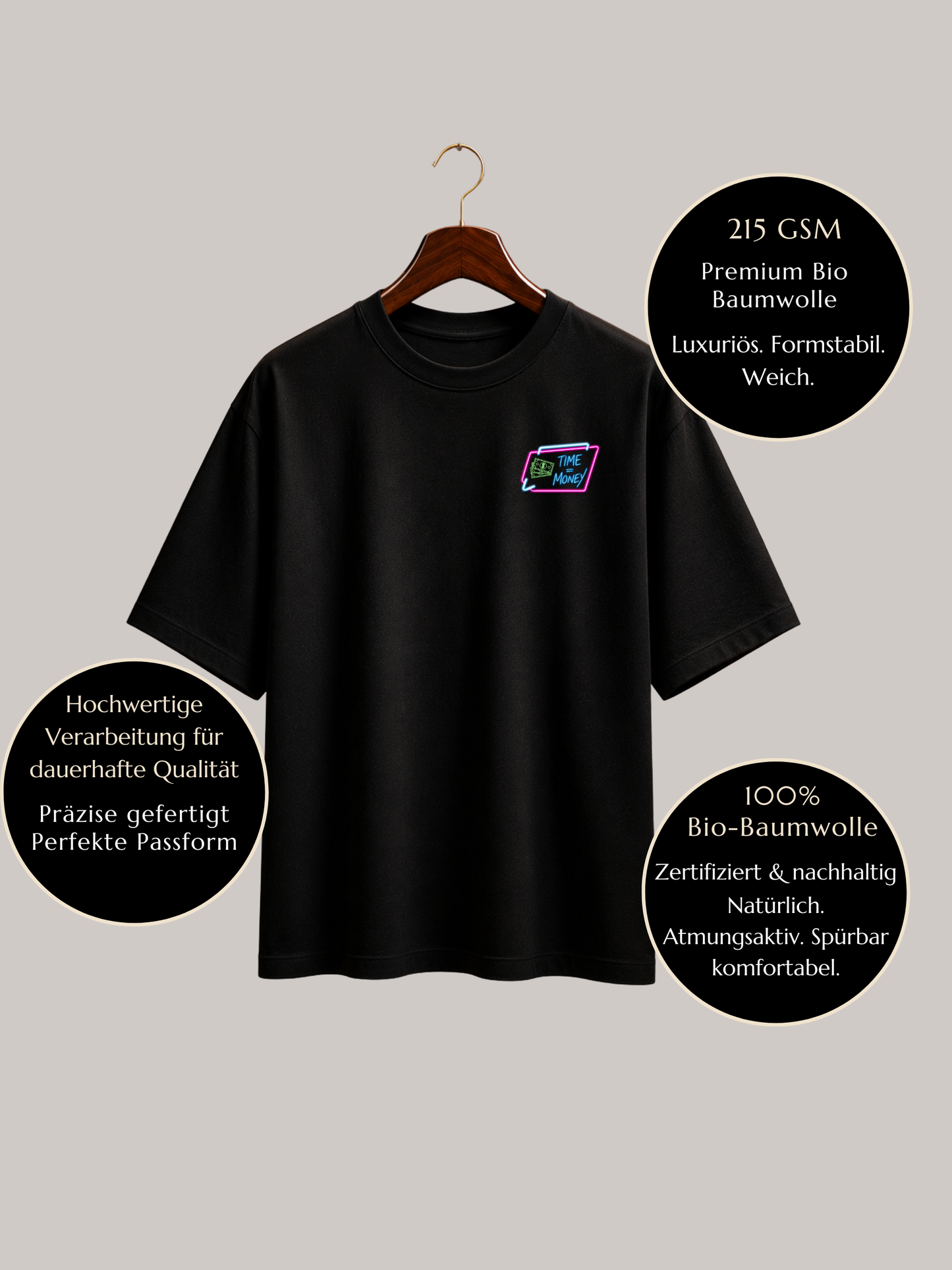 Schwarzes VYFINITY Relaxed Fit Premium T-Shirt aus 215 GSM Bio-Baumwolle auf Holzbügel mit „Time Money“-Brustlogo. Infografik zeigt hochwertige Verarbeitung, formstabile Qualität, weiches Tragegefühl, atmungsaktiven Stoff und 100 % zertifizierte Bio-Baumwolle – nachhaltige Premium Streetwear.