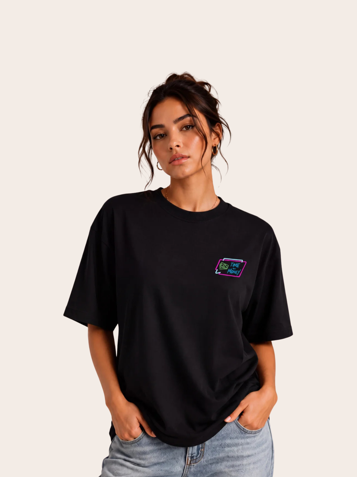 Frau trägt ein schwarzes VYFINITY Oversized Unisex T-Shirt mit kleinem „Time Is Money“ Brustlogo in Neonfarben. Modernes Premium Streetwear Mockup mit entspanntem Relaxed Fit auf neutralem Hintergrund – minimalistisches Fashion Design aus hochwertiger Bio-Baumwolle.