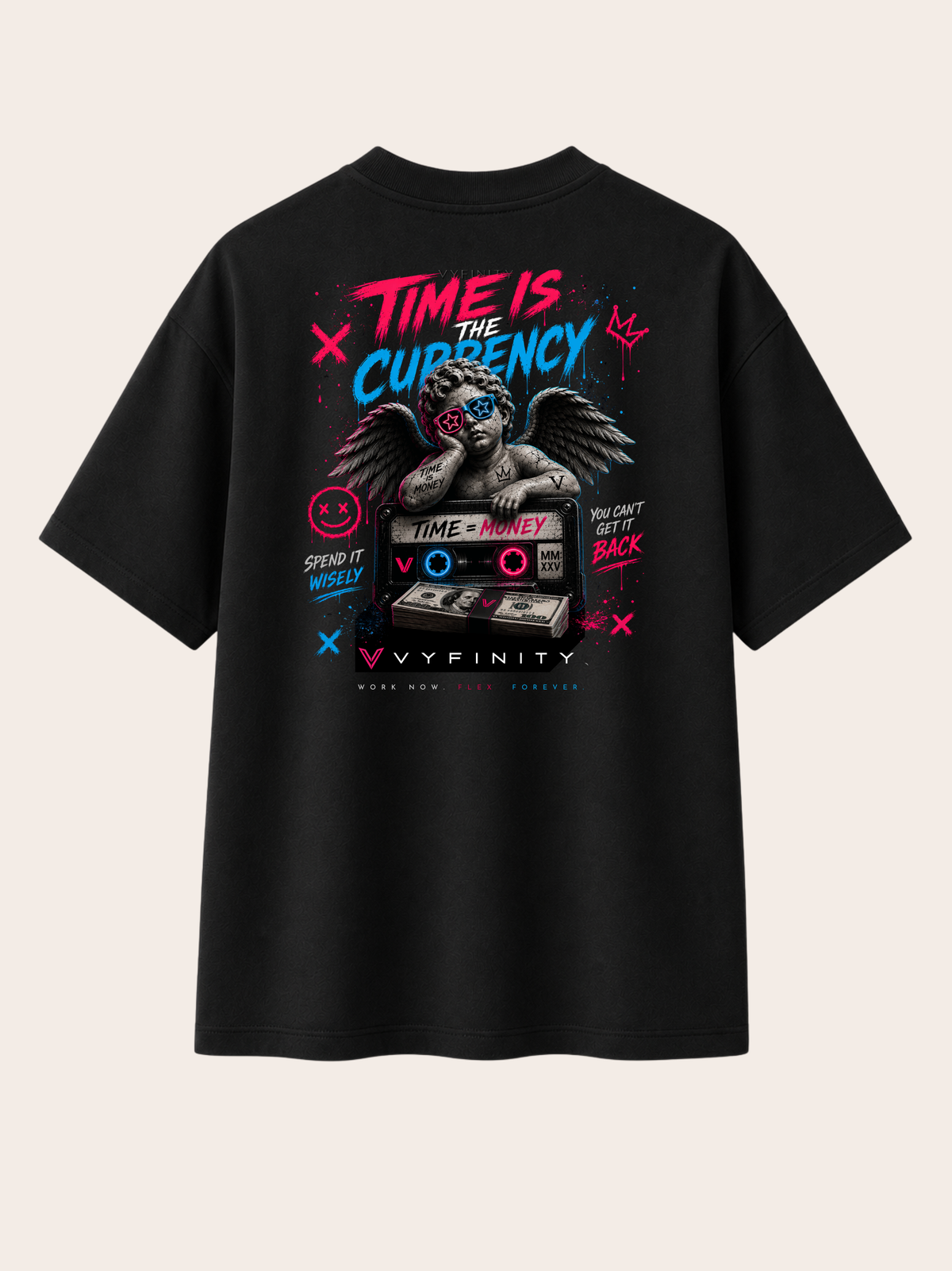 Schwarzes VYFINITY T-Shirt in Rückansicht mit großem farbintensivem „TIME IS THE CURRENCY“-Streetwear-Print. Das Design kombiniert einen geflügelten Engel, Kassette, Geldscheine sowie pinke und blaue Graffiti-Elemente mit dem Schriftzug „TIME = MONEY“.