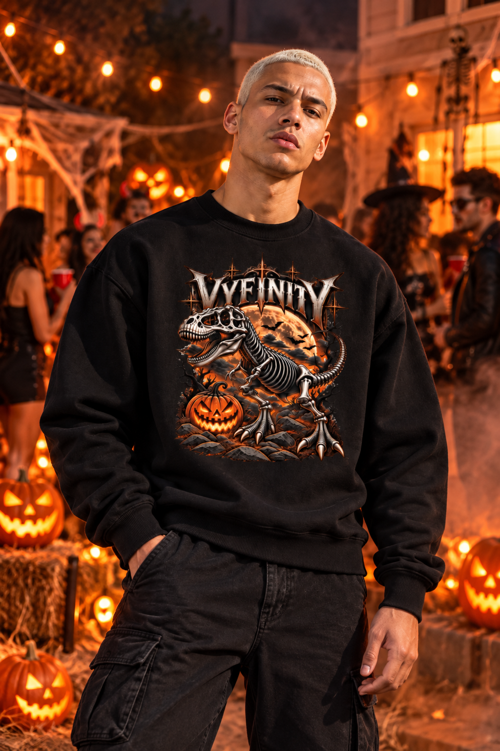 Model trägt schwarzes VYFINITY Sweatshirt mit Dino-Halloween-Motiv