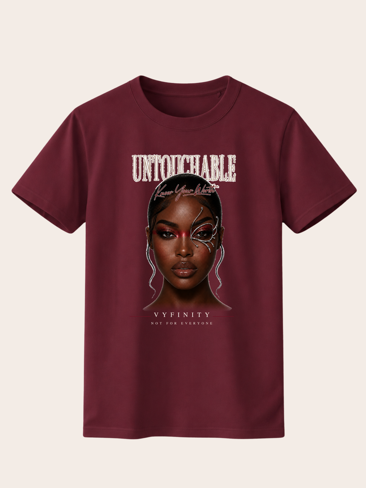 Bordeauxrotes VYFINITY T-Shirt mit großem „UNTOUCHABLE – Know Your Worth“-Frontprint. Das Motiv zeigt ein ausdrucksstarkes Frauenporträt mit silbernem Gesichtselement und rotem Augenakzent. Darunter stehen „VYFINITY“ und „NOT FOR EVERYONE“. Modernes Statement-Shirt im Streetwear-Stil.