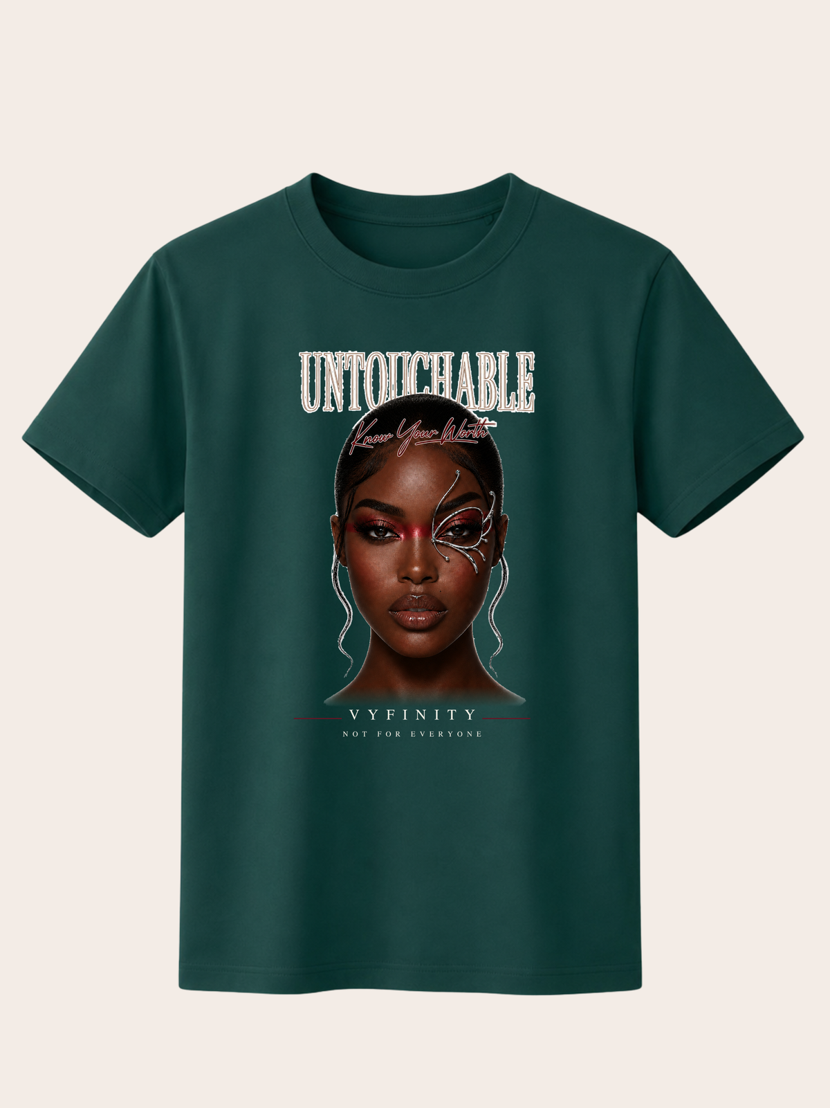 Dunkelgrünes VYFINITY T-Shirt mit großem „UNTOUCHABLE – Know Your Worth“-Frontprint. Das Motiv zeigt ein ausdrucksstarkes Frauenporträt mit silbernem Gesichtselement und rotem Augenakzent. Darunter stehen „VYFINITY“ und „NOT FOR EVERYONE“. Modernes Statement-Shirt im Streetwear-Stil.