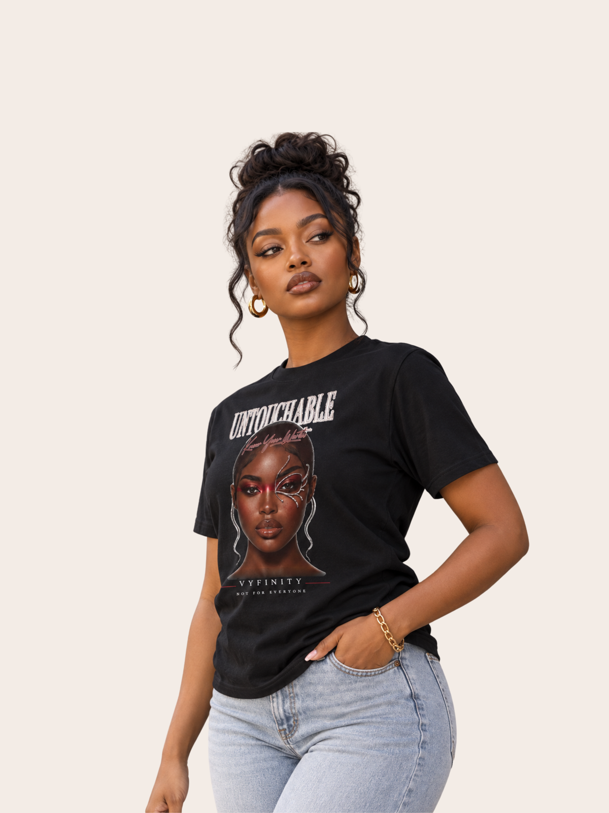 Frau trägt ein schwarzes VYFINITY T-Shirt mit großem „UNTOUCHABLE – Know Your Worth“-Frontdesign. Das Motiv zeigt ein ausdrucksstarkes Frauenporträt mit silbernem Gesichtselement und rotem Augenakzent. Darunter stehen „VYFINITY“ und „NOT FOR EVERYONE“. Modernes Damen-Streetwear-Shirt.