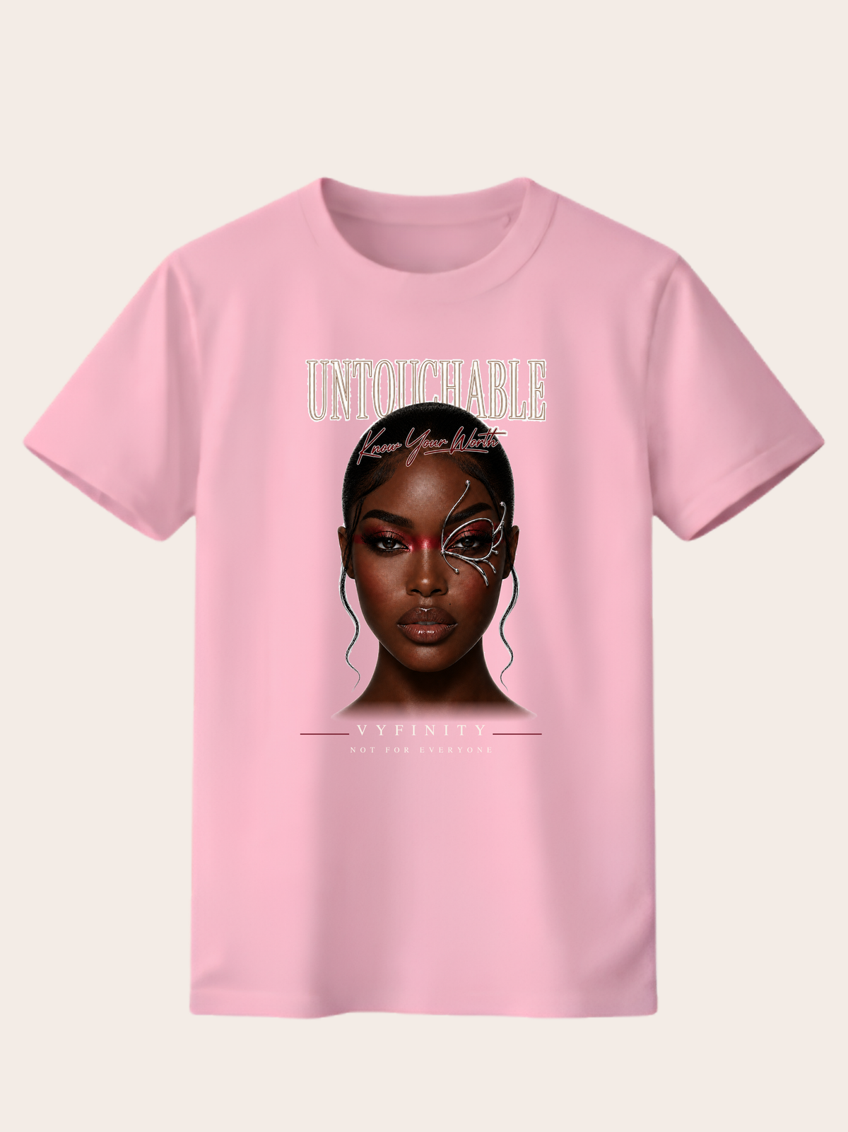 Rosa VYFINITY T-Shirt mit großem „UNTOUCHABLE – Know Your Worth“-Frontprint. Das Motiv zeigt ein ausdrucksstarkes Frauenporträt mit silbernem Gesichtselement und rotem Augenakzent. Darunter stehen „VYFINITY“ und „NOT FOR EVERYONE“. Modernes Statement-Shirt für Damen.