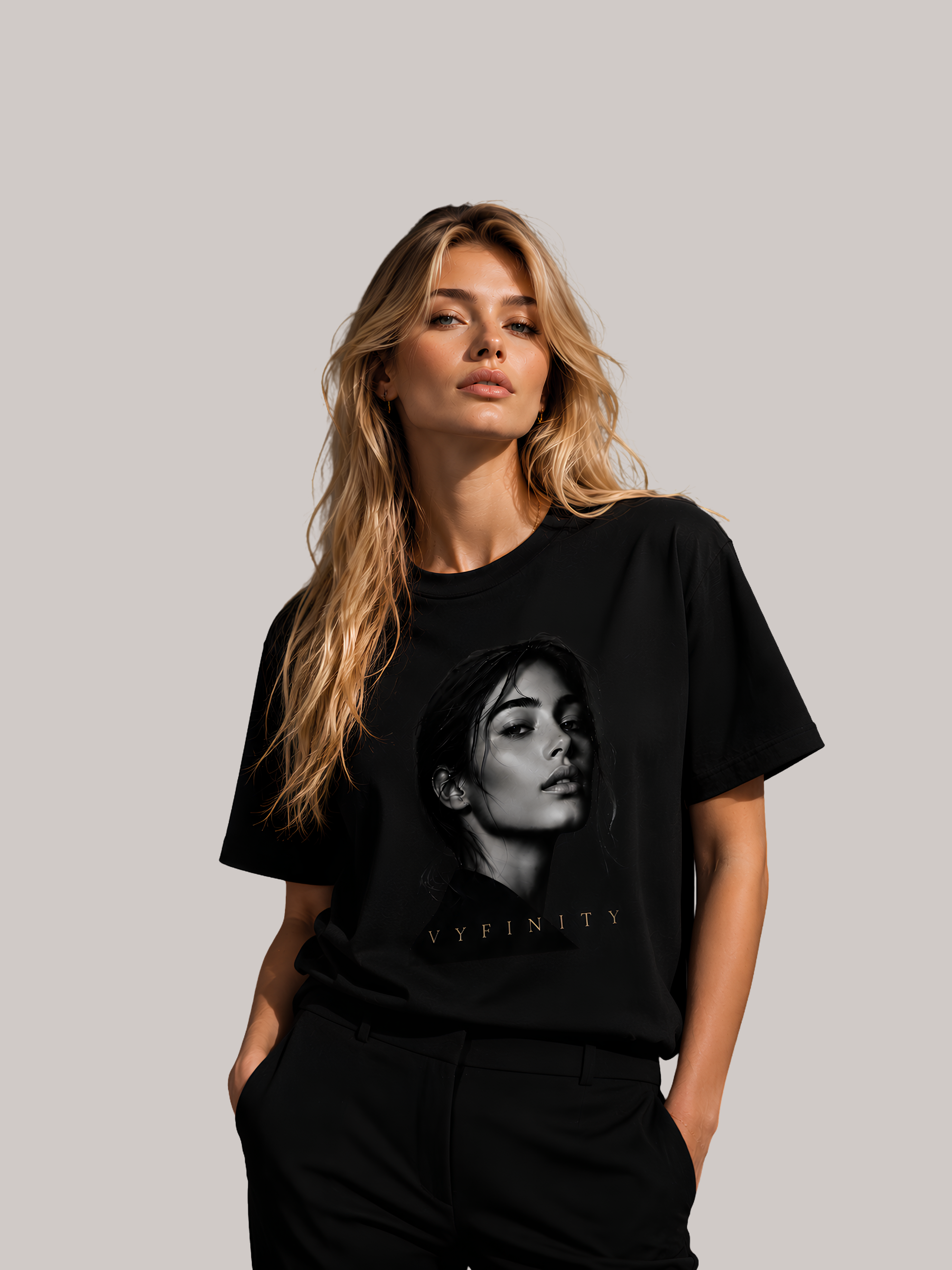 Junge Frau trägt ein schwarzes Vyfinity Classic Fit Unisex T-Shirt mit monochromem Frauenporträt und dezentem Vyfinity-Schriftzug. Modernes Premium Baumwoll-T-Shirt im minimalistischen Streetwear-Stil mit hochwertigem Fashion-Print und elegantem Urban-Look.