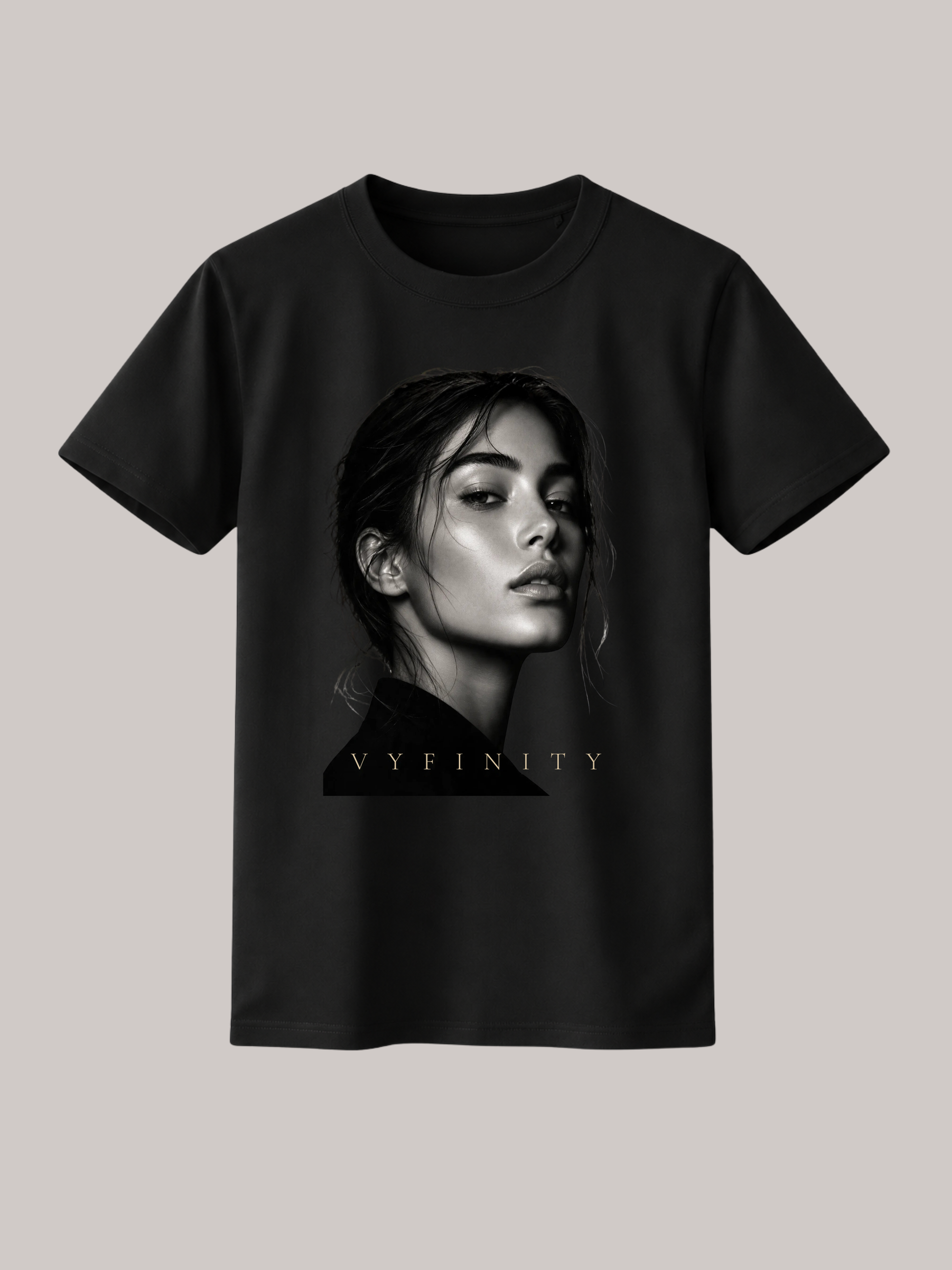 Schwarzes Vyfinity Classic Fit Unisex T-Shirt mit monochromem Frauenporträt und elegantem Vyfinity-Schriftzug. Premium Baumwoll-T-Shirt im minimalistischen Streetwear-Stil mit hochwertigem Fashion-Print, modernem Dark-Aesthetic-Design und zeitlosem Urban-Look.