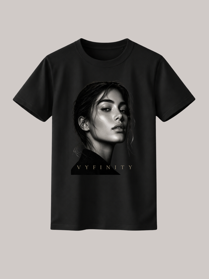 Schwarzes Vyfinity Classic Fit Unisex T-Shirt mit monochromem Frauenporträt und elegantem Vyfinity-Schriftzug. Premium Baumwoll-T-Shirt im minimalistischen Streetwear-Stil mit hochwertigem Fashion-Print, modernem Dark-Aesthetic-Design und zeitlosem Urban-Look.