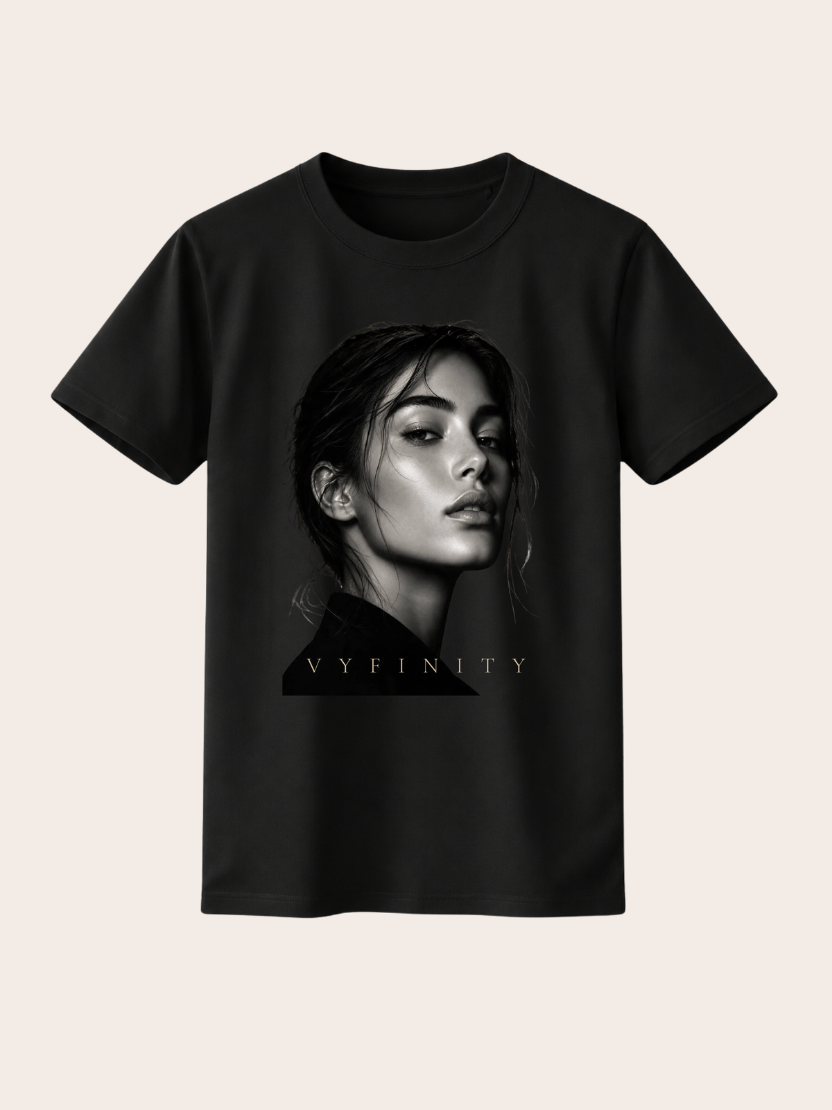 Schwarzes VYFINITY T-Shirt in Frontansicht mit großem monochromen Frauenporträt auf der Brust. Unter dem Porträt befindet sich ein dezenter VYFINITY-Schriftzug in warmem Goldton. Minimalistisches Premium-Fashion-Design vor hellem, neutralem Hintergrund.