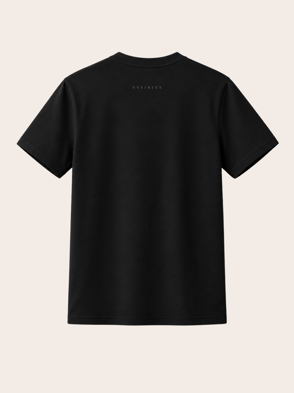Schwarzes VYFINITY T-Shirt in Rückansicht mit kleinem, dezent goldfarbenem VYFINITY-Schriftzug mittig im oberen Rückenbereich. Minimalistisches Premium-Fashion-Design vor hellem, neutralem Hintergrund.