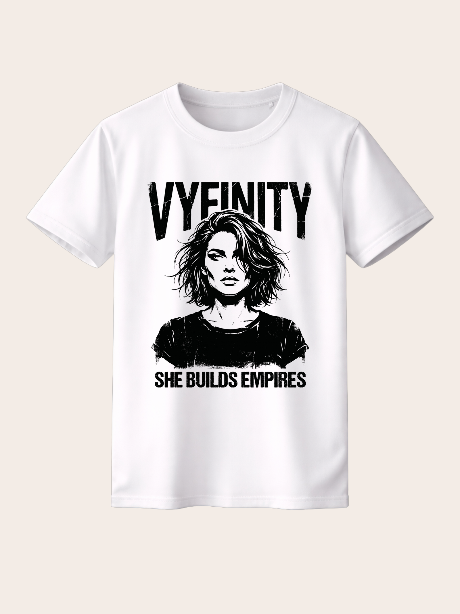 Weißes VYFINITY T-Shirt in Frontansicht mit kontrastreichem schwarzem Graphic-Print. Das Design zeigt ein stilisiertes Frauenporträt, darüber den großen VYFINITY-Schriftzug und darunter das Statement „SHE BUILDS EMPIRES“. Moderner monochromer Fashion-Look vor hellem, neutralem Hintergrund.