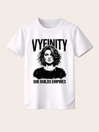 Weißes VYFINITY T-Shirt in Frontansicht mit kontrastreichem schwarzem Graphic-Print. Das Design zeigt ein stilisiertes Frauenporträt, darüber den großen VYFINITY-Schriftzug und darunter das Statement „SHE BUILDS EMPIRES“. Moderner monochromer Fashion-Look vor hellem, neutralem Hintergrund.