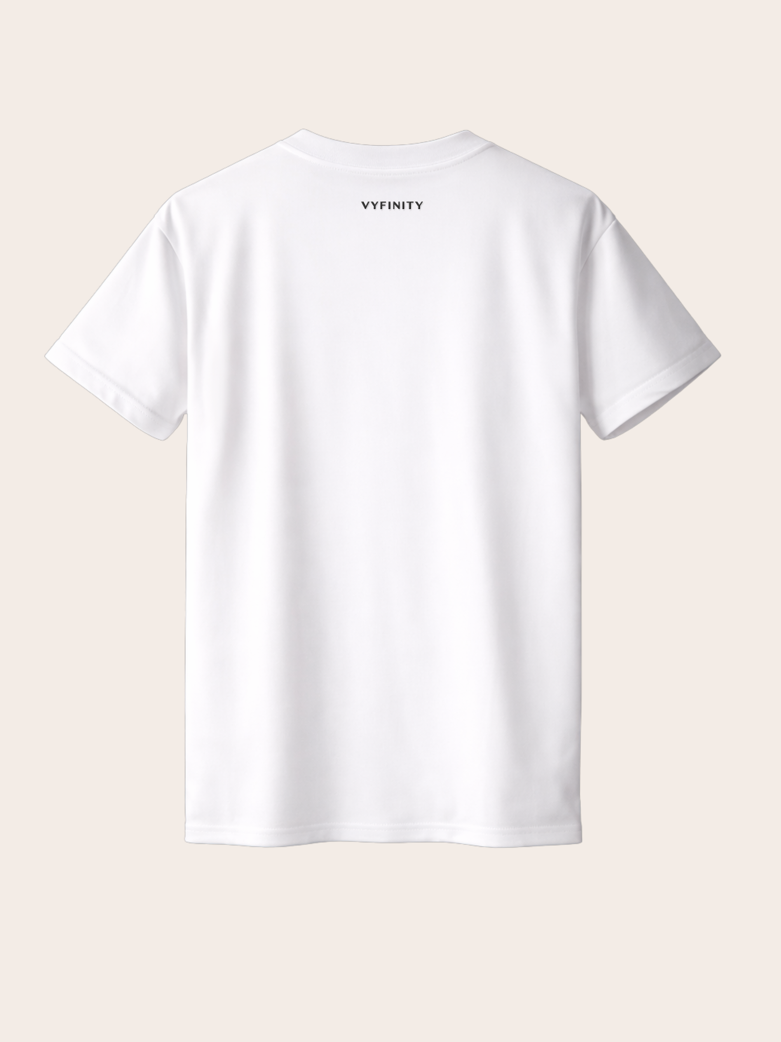 Weißes VYFINITY T-Shirt in Rückenansicht mit kleinem schwarzen VYFINITY-Schriftzug mittig unterhalb des Nackens. Minimalistisches Produktfoto vor einem hellen, neutralen Hintergrund.