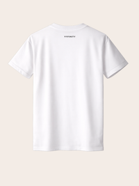 Weißes VYFINITY T-Shirt in Rückenansicht mit kleinem schwarzen VYFINITY-Schriftzug mittig unterhalb des Nackens. Minimalistisches Produktfoto vor einem hellen, neutralen Hintergrund.