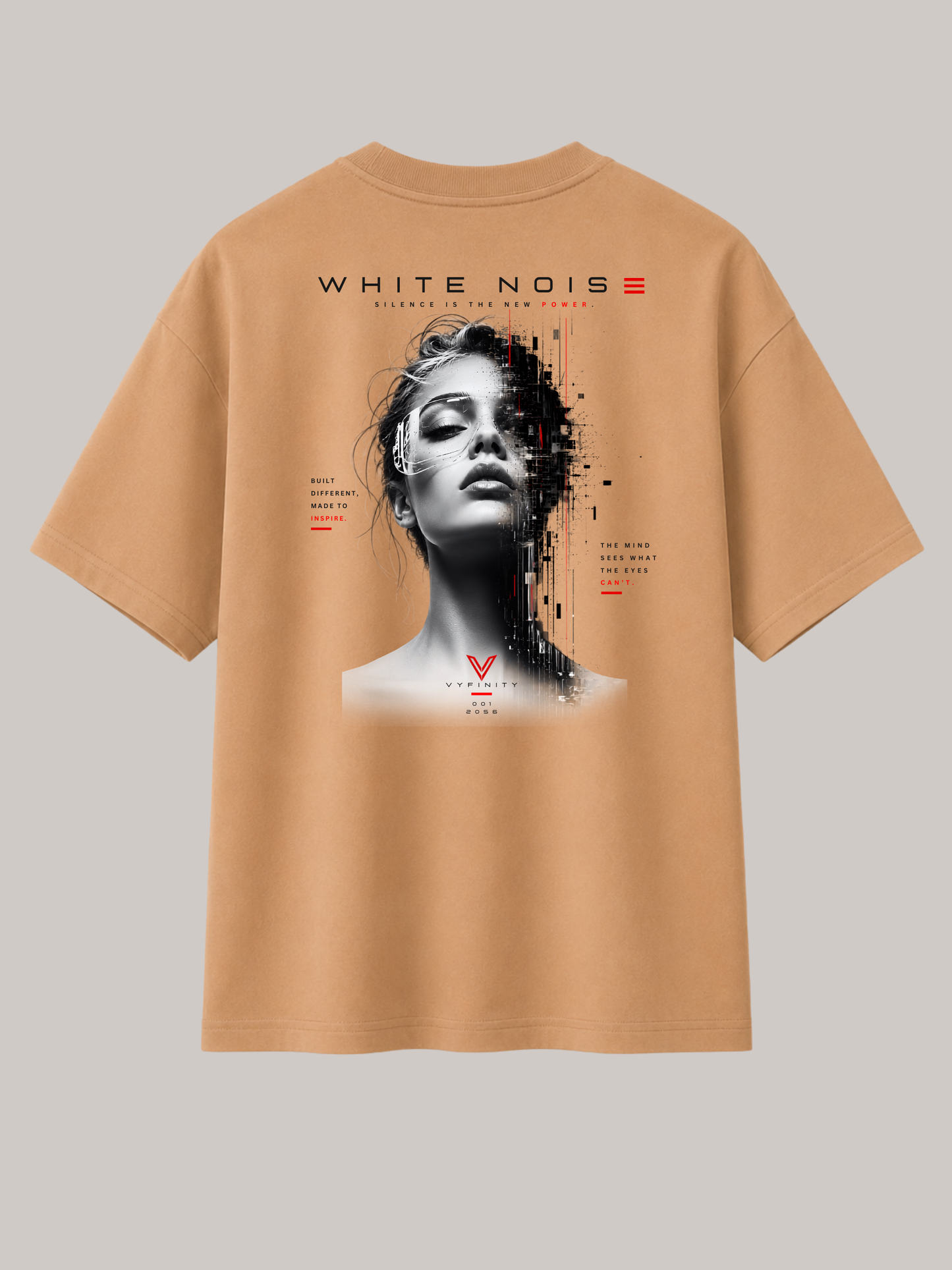 Rückseite eines beigen VYFINITY Oversized Unisex T-Shirts mit großem “WHITE NOISE”-Backprint. Futuristisches schwarz-weißes Frauenporträt mit digitalem Glitch-Effekt, roten Akzenten und modernem Streetwear-Design aus hochwertiger Baumwolle für Damen und Herren.