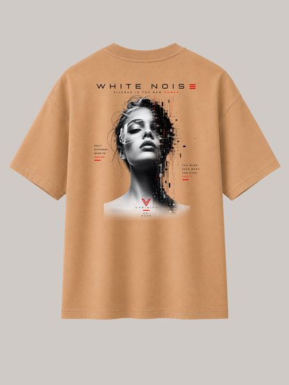 Rückseite eines beigen VYFINITY Oversized Unisex T-Shirts mit großem “WHITE NOISE”-Backprint. Futuristisches schwarz-weißes Frauenporträt mit digitalem Glitch-Effekt, roten Akzenten und modernem Streetwear-Design aus hochwertiger Baumwolle für Damen und Herren.
