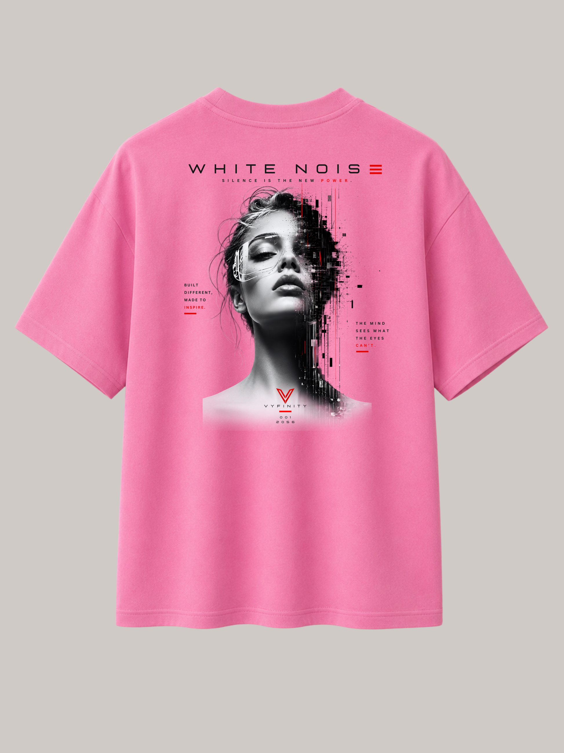 Rückseite eines pinken VYFINITY Oversized Unisex T-Shirts mit großem „WHITE NOISE“-Grafikprint. Schwarz-Weiß-Porträt einer Frau mit digitalem Glitch-Effekt, roten Akzenten und modernem Typografie-Design auf hochwertigem Premium-Streetwear-Shirt.