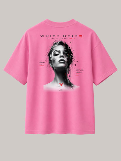 Rückseite eines pinken VYFINITY Oversized Unisex T-Shirts mit großem „WHITE NOISE“-Grafikprint. Schwarz-Weiß-Porträt einer Frau mit digitalem Glitch-Effekt, roten Akzenten und modernem Typografie-Design auf hochwertigem Premium-Streetwear-Shirt.