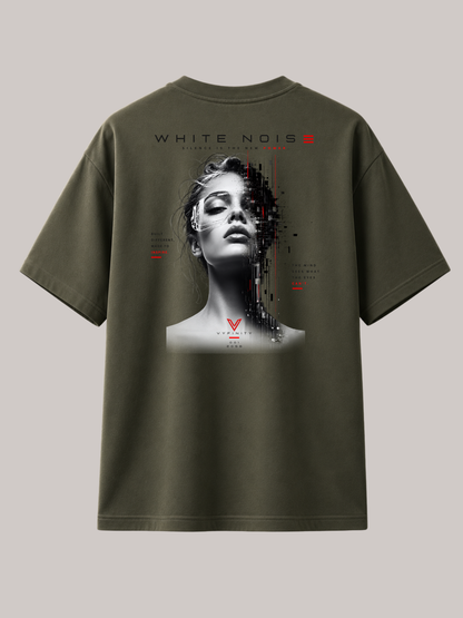 Rückseite eines olivgrünen VYFINITY Oversized Unisex T-Shirts mit großem “WHITE NOISE”-Backprint. Modernes schwarz-weißes Frauenporträt mit digitalem Glitch-Effekt und roten Akzenten im futuristischen Streetwear-Design aus hochwertiger Baumwolle für Damen und Herren.