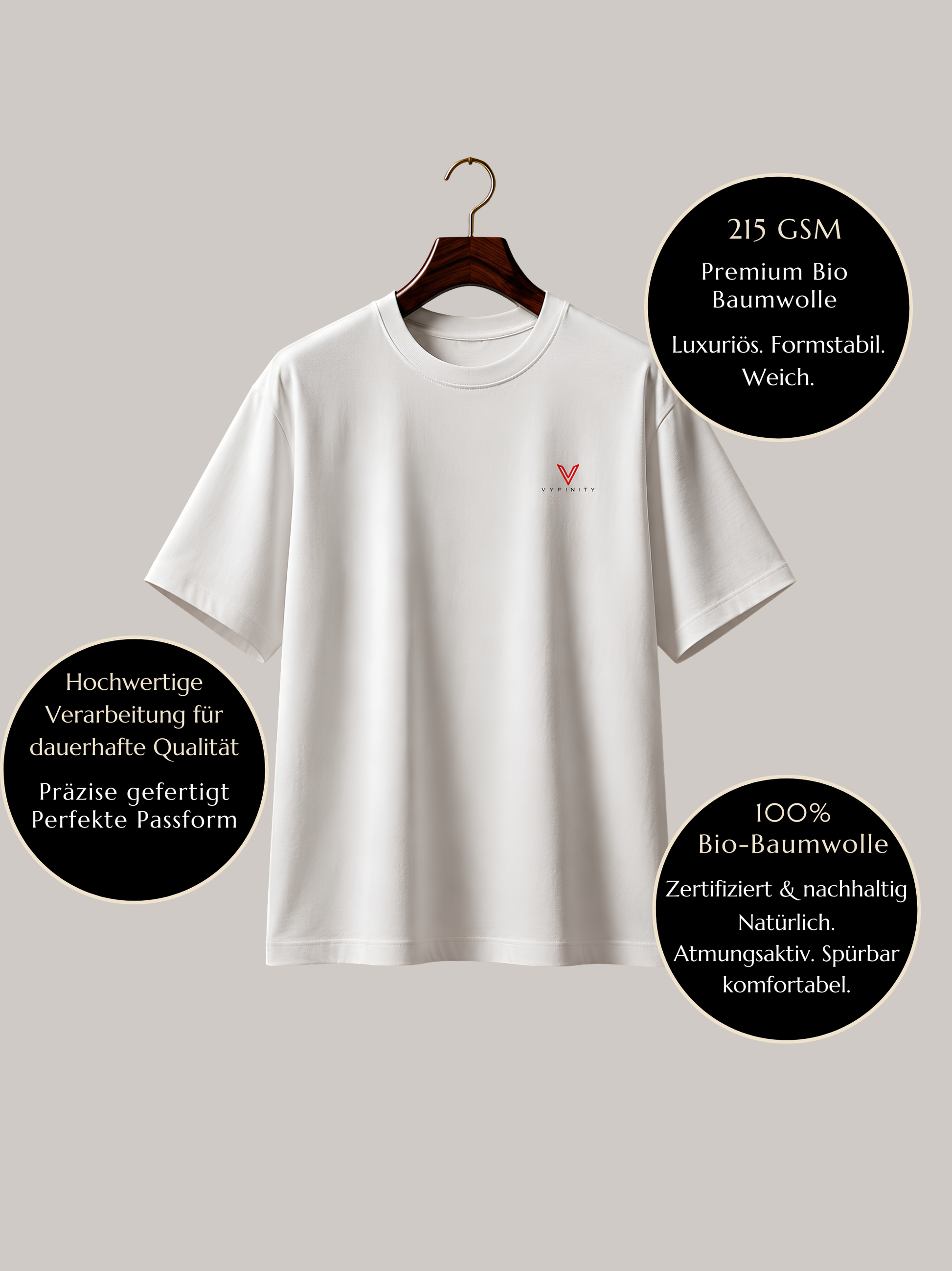 Weißes VYFINITY Premium Unisex T-Shirt aus 215 GSM Bio-Baumwolle auf edlem dunklen Holzkleiderbügel. Produktbild mit Informationen zu hochwertiger Verarbeitung, nachhaltiger Bio-Baumwolle, perfekter Passform und weichem, formstabilem Premium-Stoff.