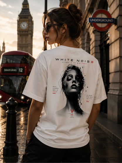 Frau trägt ein weißes VYFINITY Oversized Unisex T-Shirt mit großem “WHITE NOISE”-Backprint vor der Londoner Skyline mit Big Ben und rotem Doppeldeckerbus. Futuristisches schwarz-weißes Frauenporträt mit digitalem Glitch-Effekt und roten Akzenten im Premium Streetwear-Design.